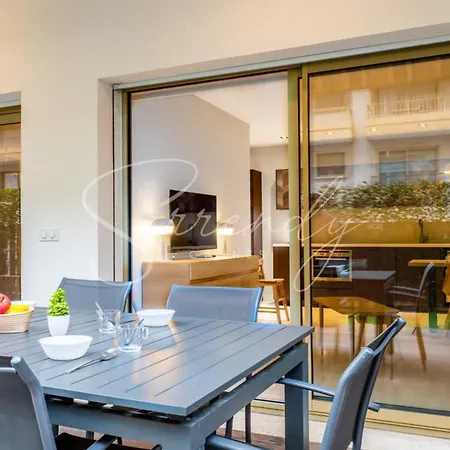 Apartment Downtown With Garden